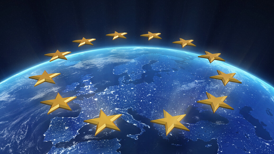 EU-Sterne schweben über blauer Erdkugel