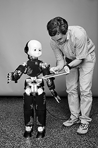 Foto von Professor Jan Peters mit einem Roboter